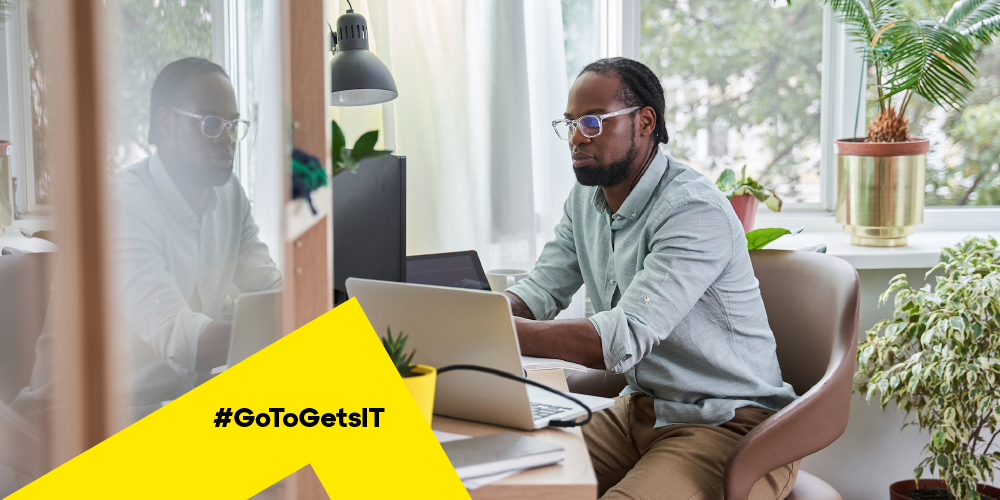 Un homme qui travaille à distance à l'aide d'un logiciel de bureau à distance pour redémarrer un ordinateur à distance.
