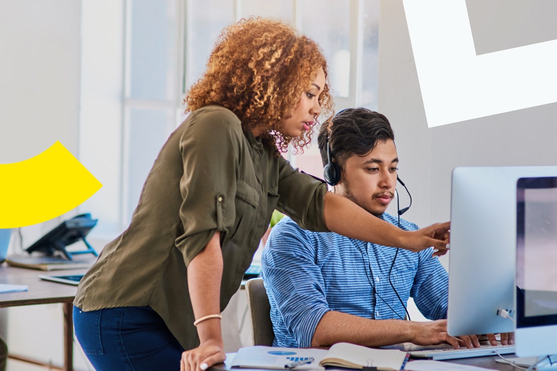 Agente de entrenamiento y formación de directivos con software de gestión de calidad de IA, con el personal usando auriculares y trabajando en estaciones de trabajo.