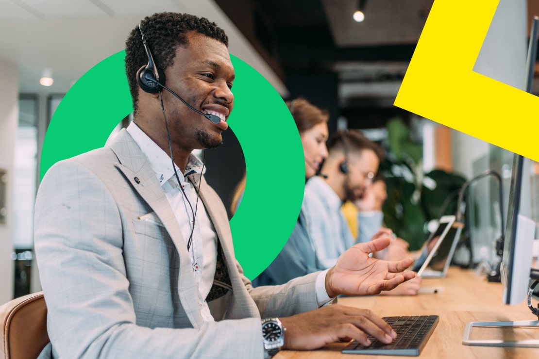 Un representante de atención al cliente con auriculares, interactuando con un cliente mediante datos CRM sincronizados.