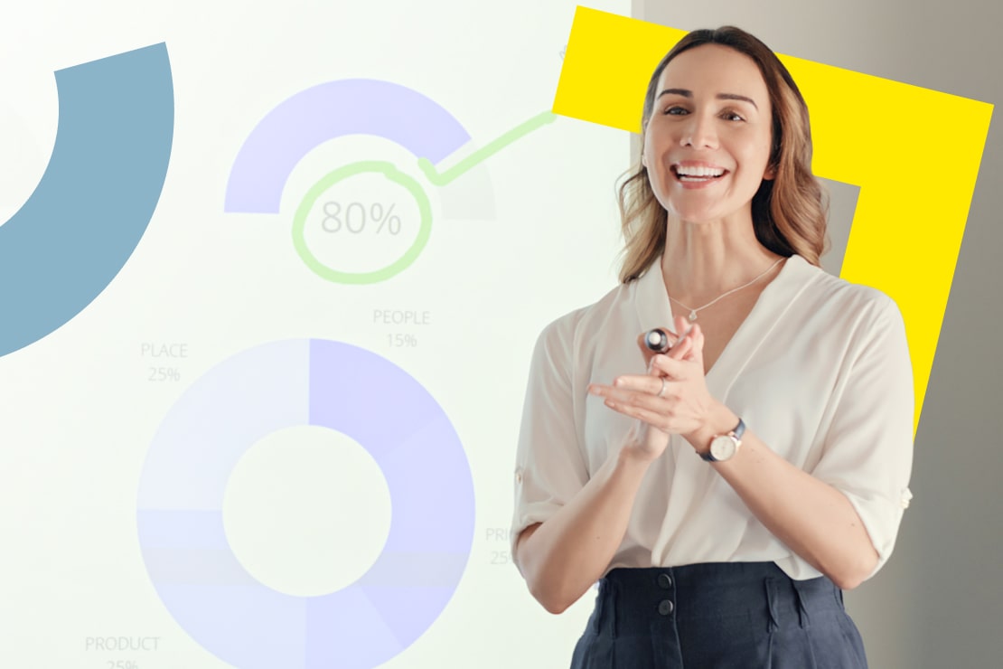 Un empleado comparte felizmente los datos de llamadas integrados de GoTo Connect y la información de CRM para mejorar el servicio al cliente.