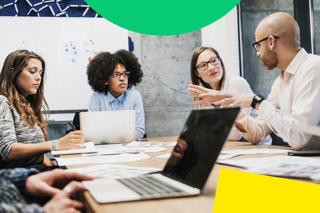 Un grupo de empleados que debaten y colaboran utilizando datos precisos y sincronizados de los clientes para agilizar las operaciones y mejorar los resultados.