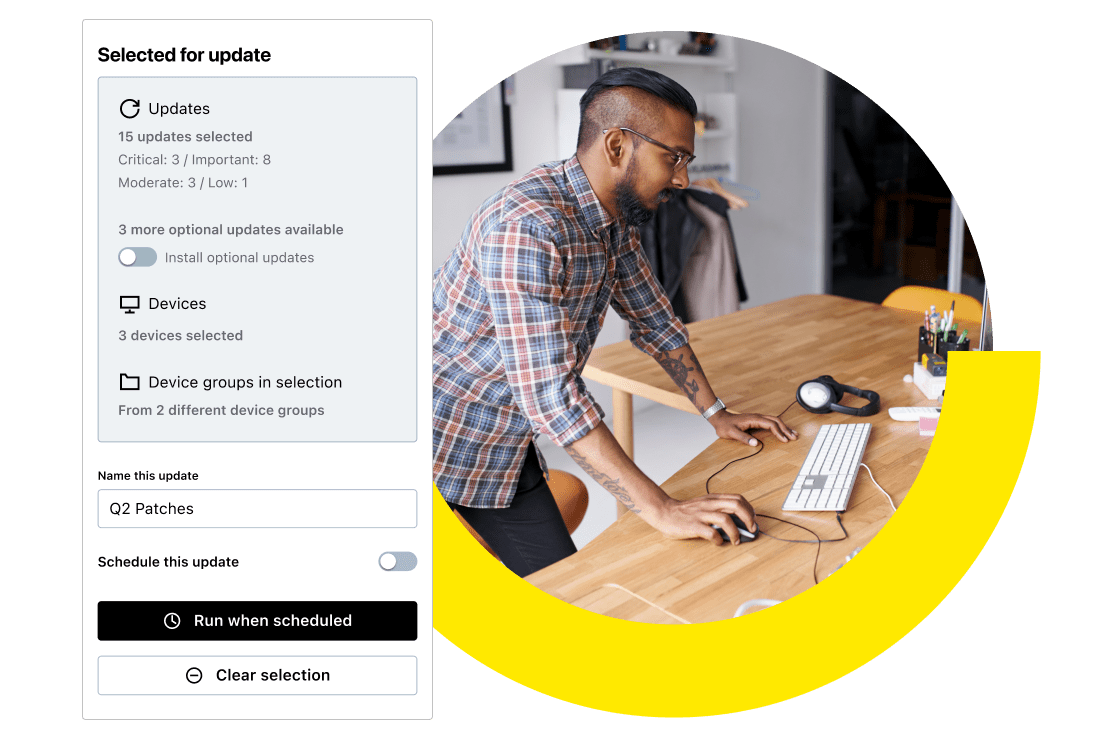 Un hombre con un ordenador portátil utilizando las funciones de patch management de GoTo Resolve para personalizar los sistemas de la empresa.