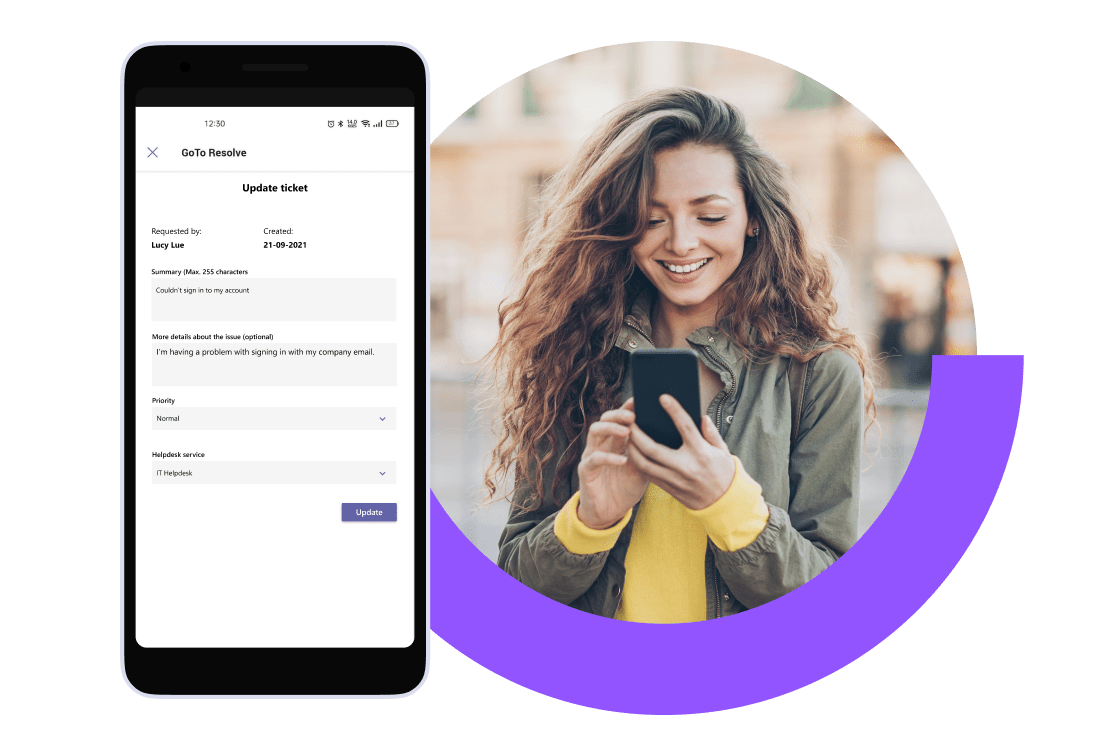 Una mujer envía un ticket desde su teléfono.