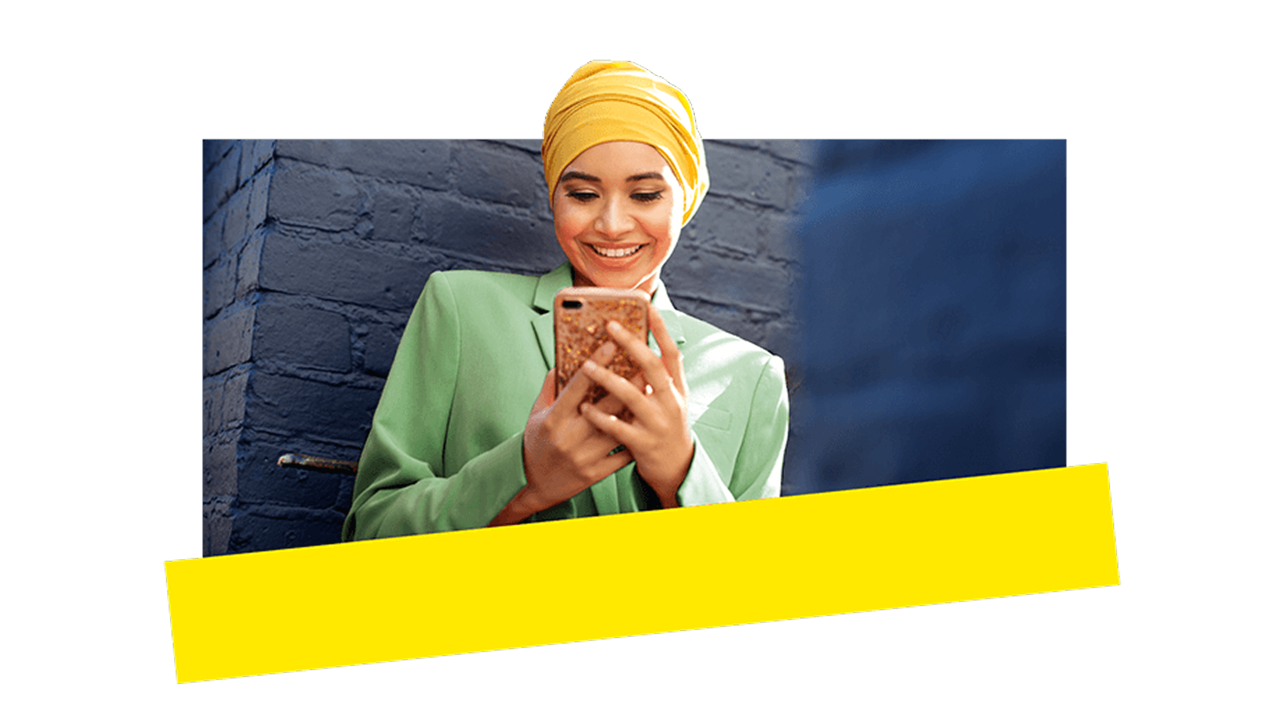 Giovane professionista che utilizza l’IA di GoTo Connect sul suo telefono per fornire una comunicazione ottimale con i suoi clienti.