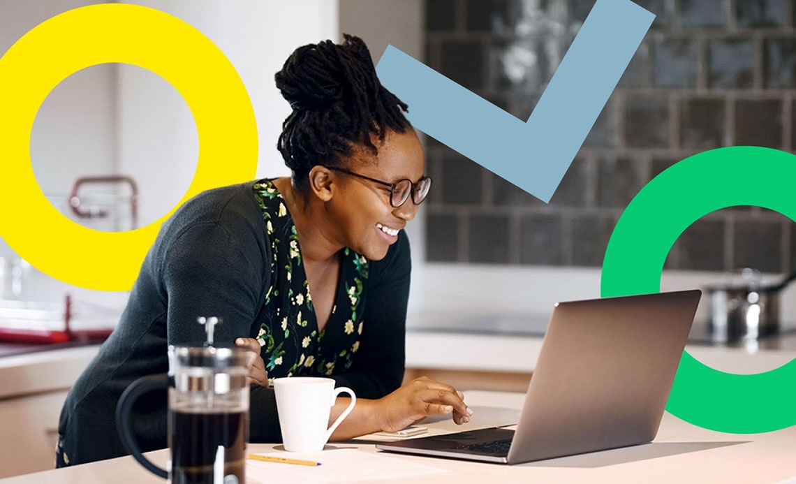 Una mujer que configura con facilidad su plan de GoTo Connect desde el portátil.