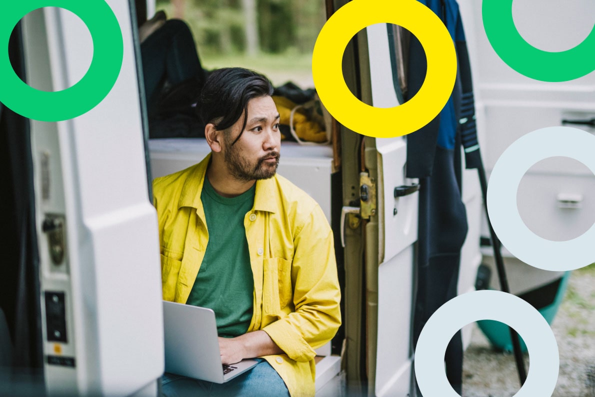 Un empleado usando herramientas de colaboración en remoto en su ordenador mientras va en transporte.