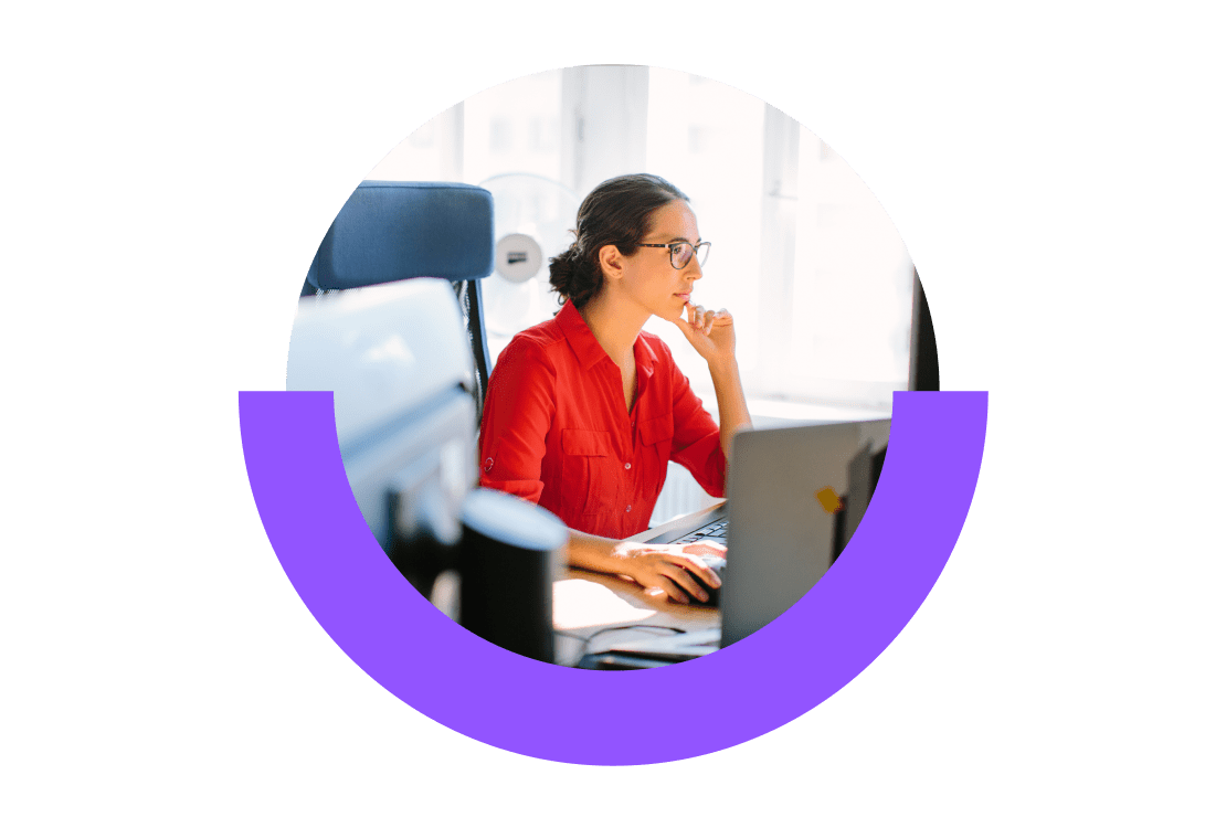Profesional de TI utilizando en su ordenador el software de asistencia remota de GoTo Resolve