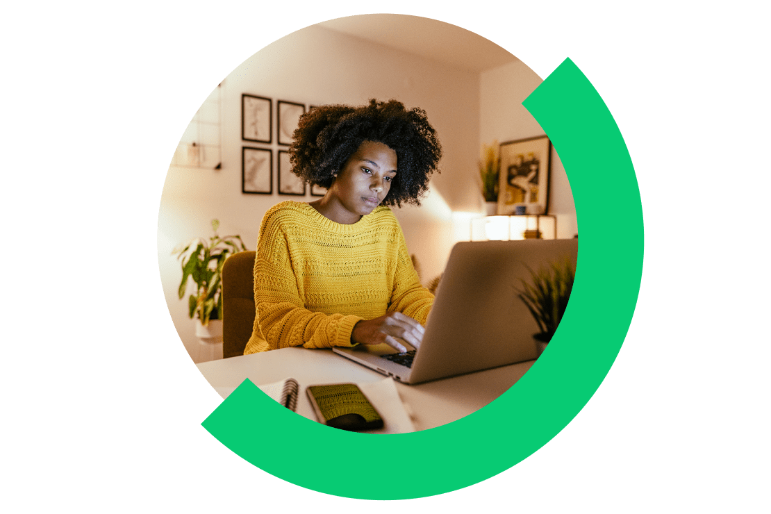 Una mujer usando GoTo Webinar en una sesión de formación remota.