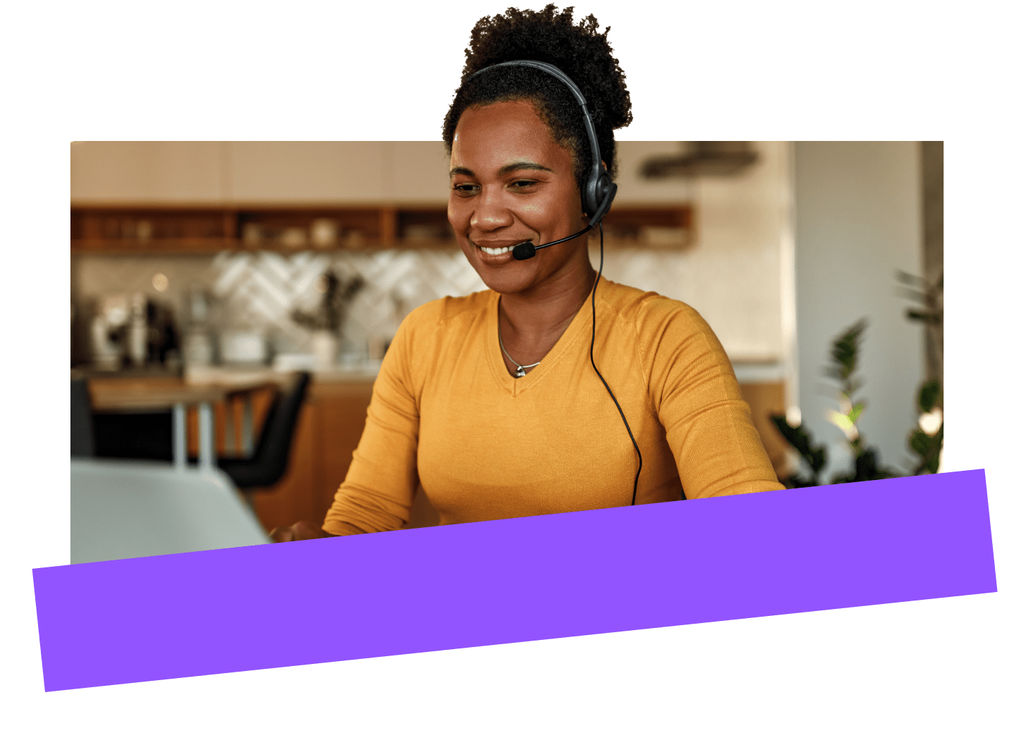Un administrateur informatique sur son ordinateur portable qui consulte des points de données et des indicateurs clés de performance dans des tableaux de bord et des rapports pour les appareils gérés de son entreprise qu’il a récupérés sur une plateforme de device management.