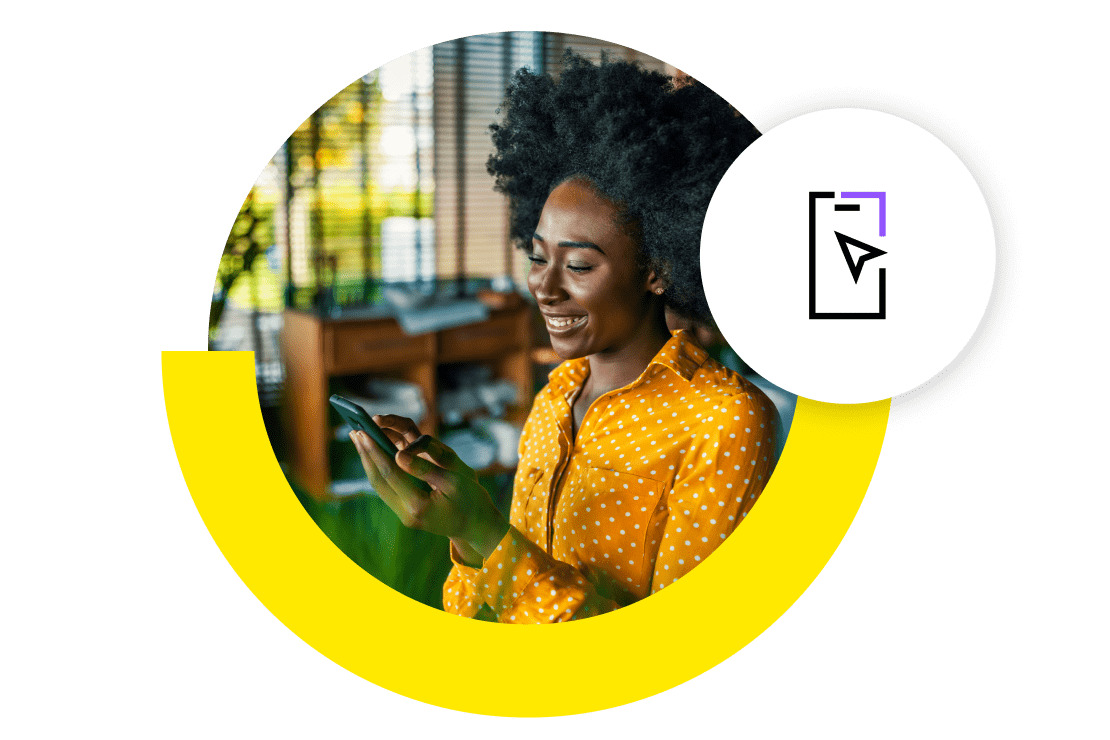 Empleado que utiliza su dispositivo móvil para trabajar de forma segura con la ayuda de la solución de administración de dispositivos móviles de GoTo Resolve.
